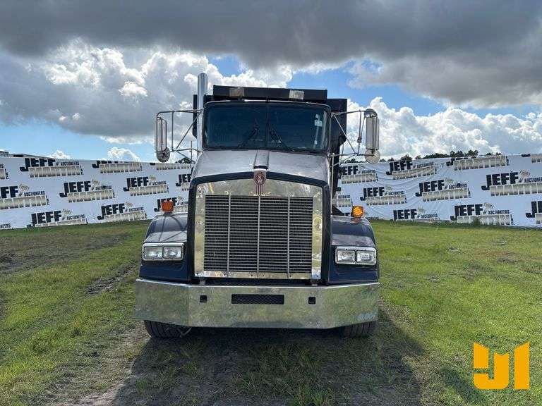 2003 KENWORTH T800 TRI-AXLE DUMP TRUCK VIN: 1NKDXUEXX3J383453