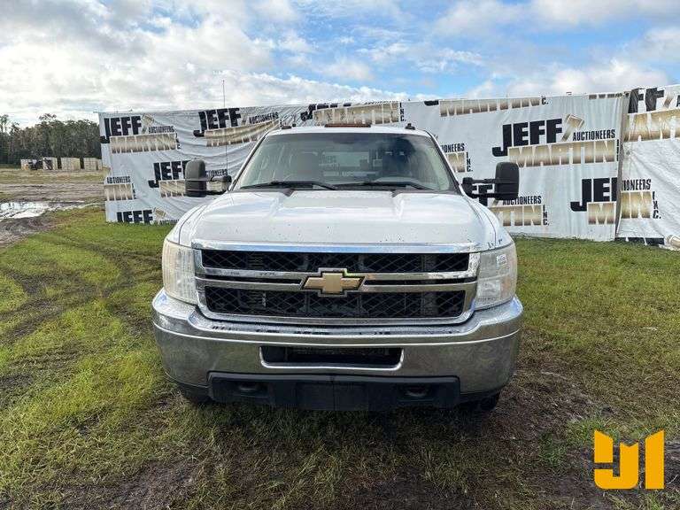 2011 CHEVROLET SILVERADO SINGLE AXLE CREW CAB 4X4 FLATBED TRUCK VIN: 1GB4KZCL7BF235859