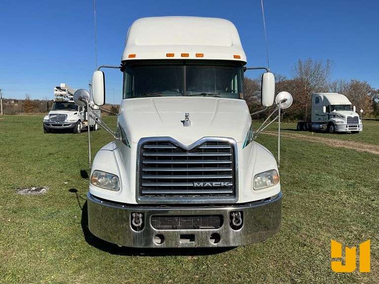 2014 MACK CXU (PINNACLE) TANDEM AXLE TRUCK TRACTOR VIN: 1M1AW07YXEM040682