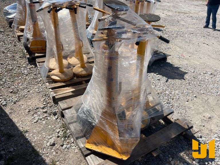 QTY OF 4 SEMI TRAILER JACKS
