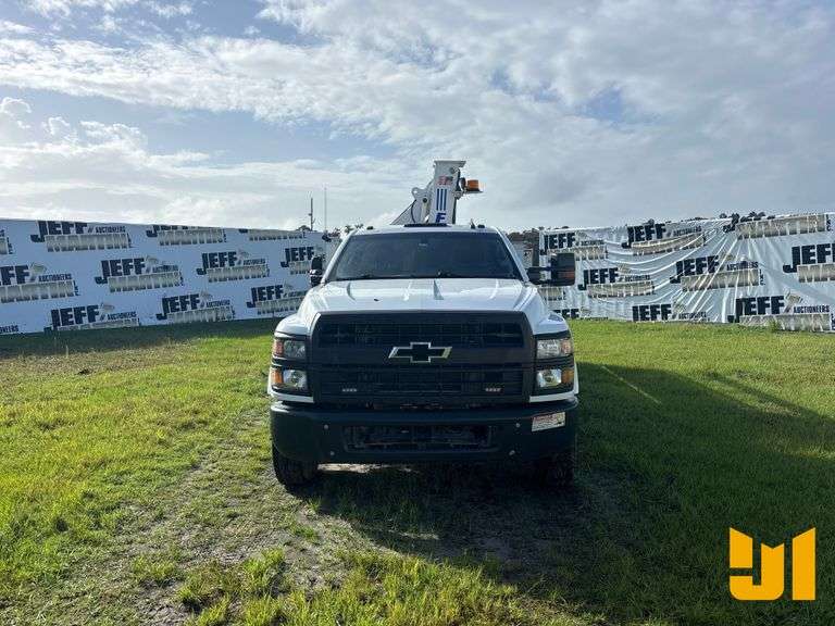 2019 CHEVROLET SILVERADO 5500HD FEC 4400 LB BOOM TRUCK VIN: 1HTKHPVK8KH885611