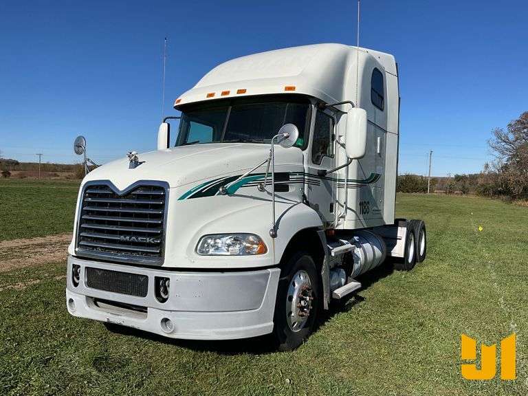 2014 MACK CXU (PINNACLE) TANDEM AXLE TRUCK TRACTOR VIN: 1M1AW07Y7EM040686