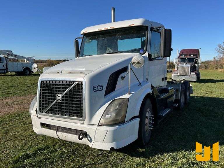 2007 VOLVO TRUCK VNL TANDEM AXLE DAY CAB TRUCK TRACTOR VIN: 4V4NC9GH47N481594