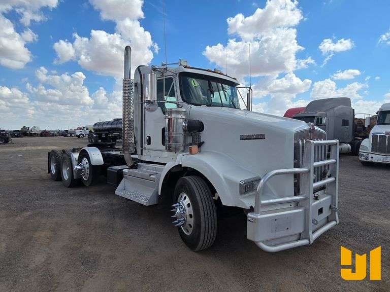 2018 KENWORTH T8 SERIES TRI AXLE DAY CAB TRUCK TRACTOR VIN: 1XKDP4EX0JR188496