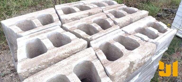 (36) DECORATIVE CONCRETE RETAINING WALL BLOCKS