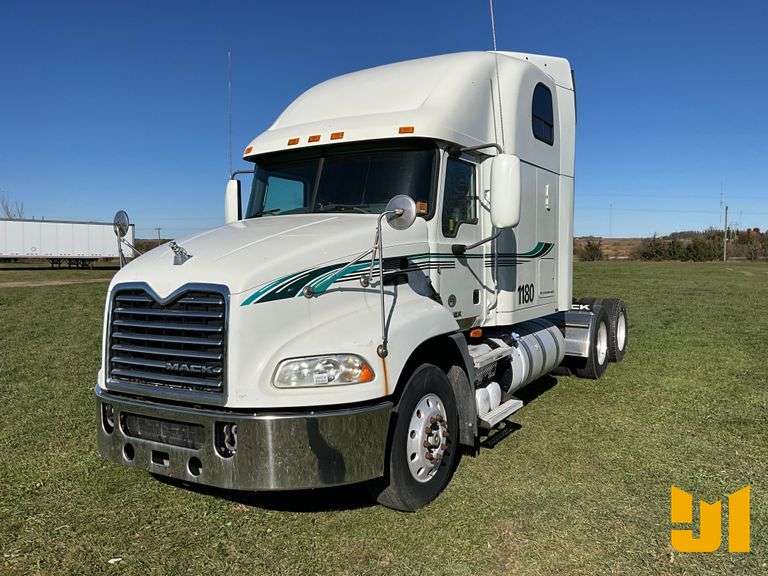 2014 MACK CXU (PINNACLE) TANDEM AXLE TRUCK TRACTOR VIN: 1M1AW07YXEM040682