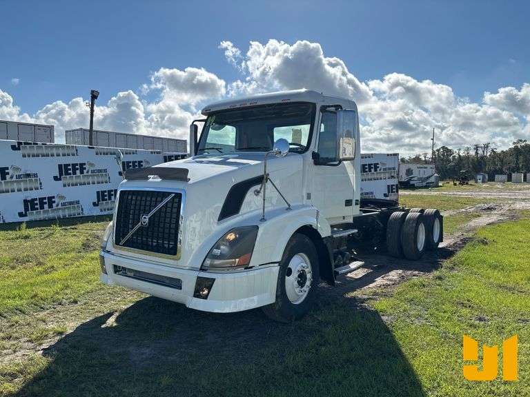 2009 VOLVO TRUCK VNL TANDEM AXLE DAY CAB TRUCK TRACTOR VIN: 4V5NC9EG69N271264