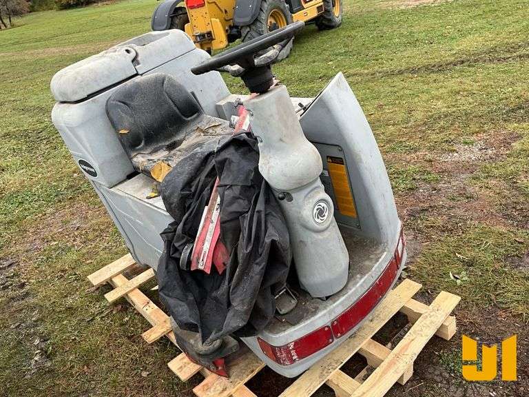 ADVANCE ADGRESSOR FLOOR SWEEPER