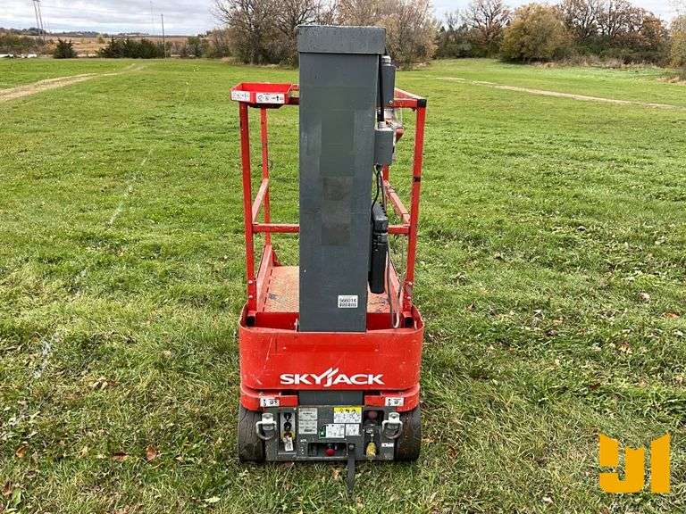 2015 SKYJACK SJ16 SN: 14006456 VERTICAL MAST LIFT