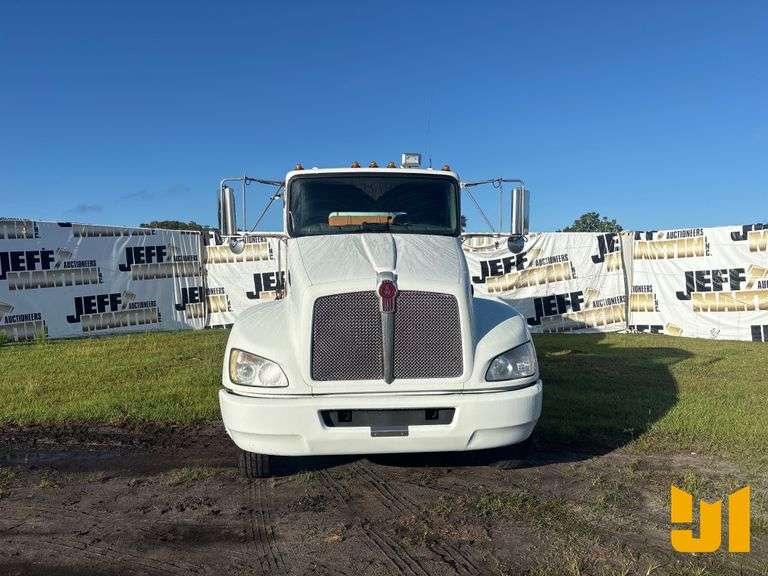 2018 KENWORTH T3 SERIES SINGLE AXLE REAR DISCHARGE MIXER TRUCK VIN: 2NKHHM6X2JM195027