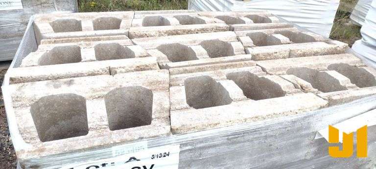 (36) DECORATIVE CONCRETE RETAINING WALL BLOCKS