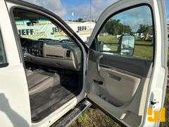 2011 CHEVROLET SILVERADO SINGLE AXLE CREW CAB 4X4 FLATBED TRUCK VIN: 1GB4KZCL7BF235859