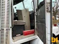 1998 VOLVO WG64 TANDEM AXLE DUMP TRUCK VIN: 4VHJCCFD7WN860211