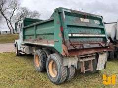 1998 VOLVO WG64 TANDEM AXLE DUMP TRUCK VIN: 4VHJCCFD7WN860211