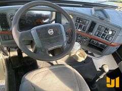 2009 VOLVO TRUCK VNL TANDEM AXLE DAY CAB TRUCK TRACTOR VIN: 4V5NC9EG69N271264