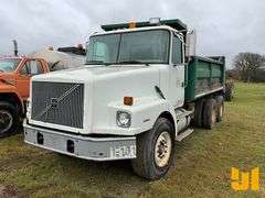 1998 VOLVO WG64 TANDEM AXLE DUMP TRUCK VIN: 4VHJCCFD7WN860211