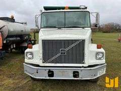1998 VOLVO WG64 TANDEM AXLE DUMP TRUCK VIN: 4VHJCCFD7WN860211