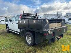 2011 CHEVROLET SILVERADO SINGLE AXLE CREW CAB 4X4 FLATBED TRUCK VIN: 1GB4KZCL7BF235859