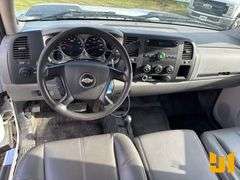 2011 CHEVROLET SILVERADO SINGLE AXLE CREW CAB 4X4 FLATBED TRUCK VIN: 1GB4KZCL7BF235859