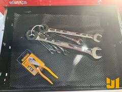 UNUSED CRAFTSMAN ROLLING TOOL CABNET WITH POWER STRIP