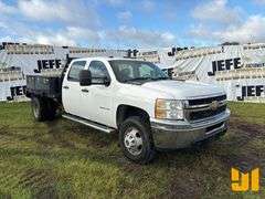 2011 CHEVROLET SILVERADO SINGLE AXLE CREW CAB 4X4 FLATBED TRUCK VIN: 1GB4KZCL7BF235859