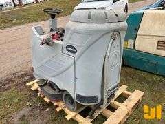 ADVANCE ADGRESSOR FLOOR SWEEPER