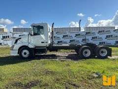 2009 VOLVO TRUCK VNL TANDEM AXLE DAY CAB TRUCK TRACTOR VIN: 4V5NC9EG69N271264