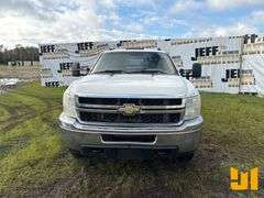 2011 CHEVROLET SILVERADO SINGLE AXLE CREW CAB 4X4 FLATBED TRUCK VIN: 1GB4KZCL7BF235859
