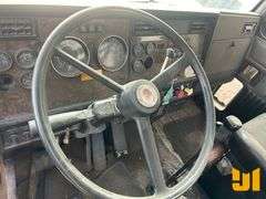 1995 KENWORTH T800 TANDEM AXLE DAY CAB TRUCK TRACTOR VIN: 2XKDDB9XXSM661840