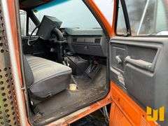 1994 FORD F-800 S/A ASPHALT DISTRIBUTOR TRUCK VIN: 1FDYK84E4RVA07420