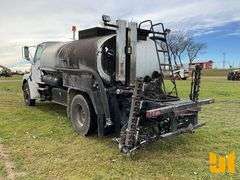 2005 STERLING TRUCK L7500 SERIES S/A ASPHALT DISTRIBUTOR TRUCK VIN: 2FZAASCS55AV42154