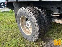 2011 CHEVROLET SILVERADO SINGLE AXLE CREW CAB 4X4 FLATBED TRUCK VIN: 1GB4KZCL7BF235859