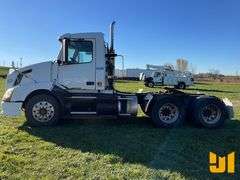 2007 VOLVO TRUCK VNL TANDEM AXLE DAY CAB TRUCK TRACTOR VIN: 4V4NC9GH47N481594