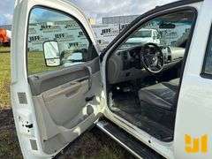 2011 CHEVROLET SILVERADO SINGLE AXLE CREW CAB 4X4 FLATBED TRUCK VIN: 1GB4KZCL7BF235859