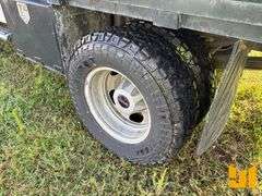 2011 CHEVROLET SILVERADO SINGLE AXLE CREW CAB 4X4 FLATBED TRUCK VIN: 1GB4KZCL7BF235859