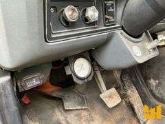 1994 FORD F-800 S/A ASPHALT DISTRIBUTOR TRUCK VIN: 1FDYK84E4RVA07420