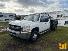 2011 CHEVROLET SILVERADO SINGLE AXLE CREW CAB 4X4 FLATBED TRUCK VIN: 1GB4KZCL7BF235859