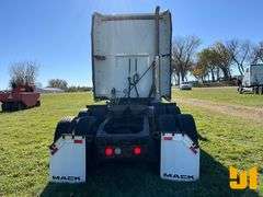 2014 MACK CXU (PINNACLE) TANDEM AXLE TRUCK TRACTOR VIN: 1M1AW07Y7EM040686