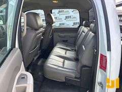 2011 CHEVROLET SILVERADO SINGLE AXLE CREW CAB 4X4 FLATBED TRUCK VIN: 1GB4KZCL7BF235859