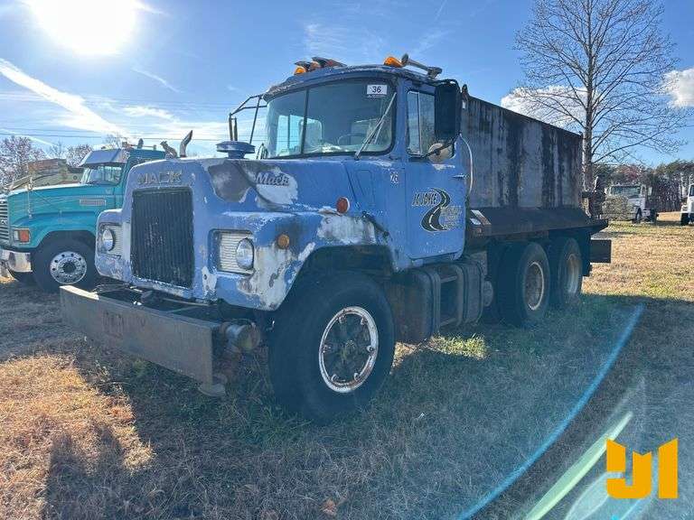 1983 MACK U685T TANDEM AXLE WATER TRUCK VIN: 1M2W131Y7EA020918