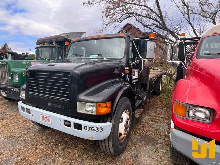 1999 INTERNATIONAL 4900 SINGLE AXLE REGULAR CAB FLATBED TRUCK VIN: 1HTSDAANXXH656234
