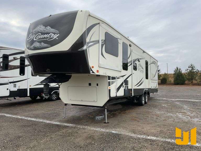 2015 HEARTLAND RV BIGHORN, BIG COUNTRY, LANDMARK, SILVERADO FIFTH WHEEL CAMPER VIN: 5SFBG4020FE28979
