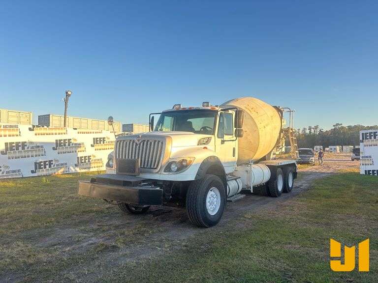 2012 INTERNATIONAL SF667 TANDEM AXLE REAR DISCHARGE MIXER TRUCK VIN: 1HTGSSHT0CJ696962