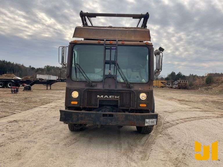 2006 MACK MR TRI FRONT LOAD COLLECTION TRUCK VIN: 1M2K189C36M033556