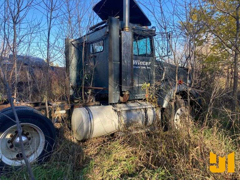 1993 KENWORTH T800 VIN: 1XKDDB9X1PS585823