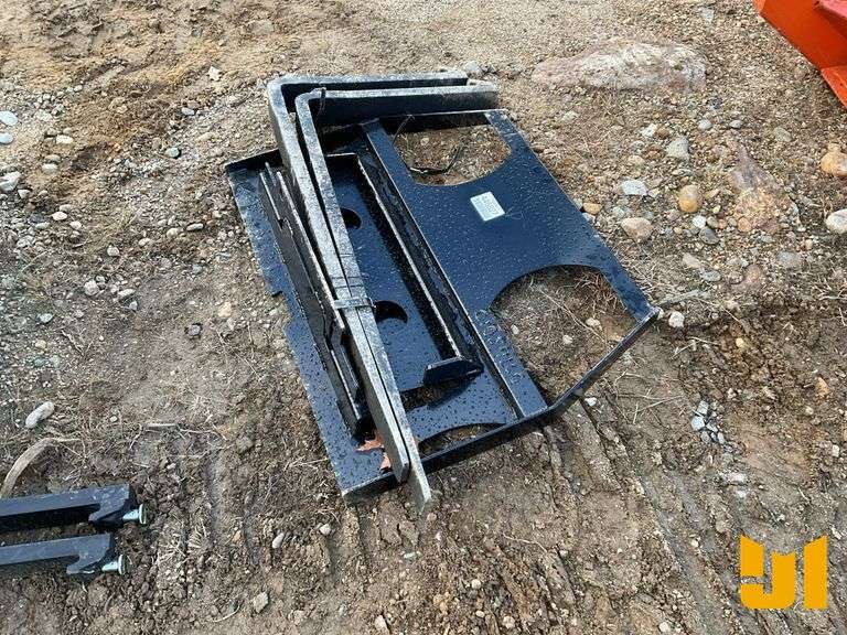 UNUSED KC 36” MINI UNIVERSAL FORK FRAME ATTACH W/42” FORKS