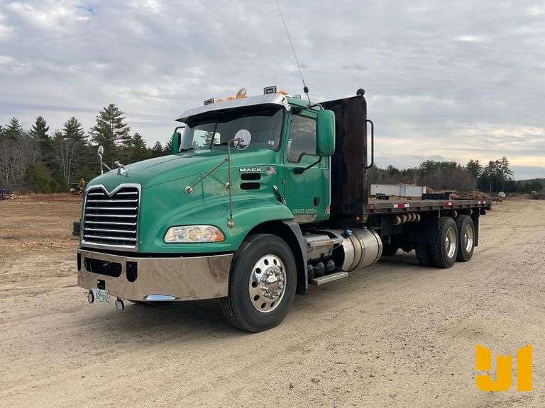 2013 MACK CXU 613(PINNACLE) TANDEM AXLE REGULAR CAB FLATBED TRUCK VIN: 1M2AW02C9DM033146