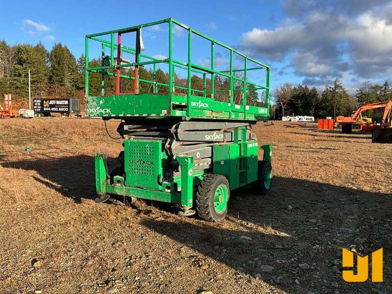 2014 SKYJACK SJ8841RT 42 SCISSOR LIFT SN: 40001425