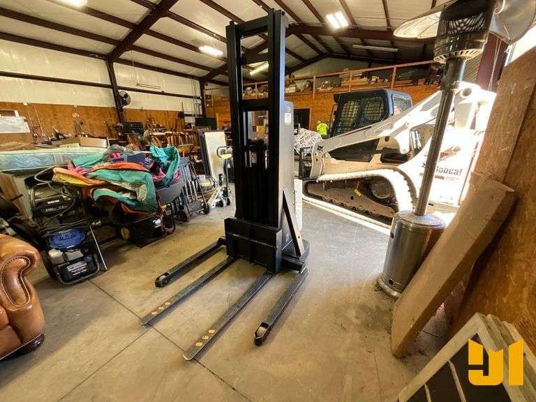 CROWN M 2000LB ELECTRIC FORKLIFT SN: 1A367932