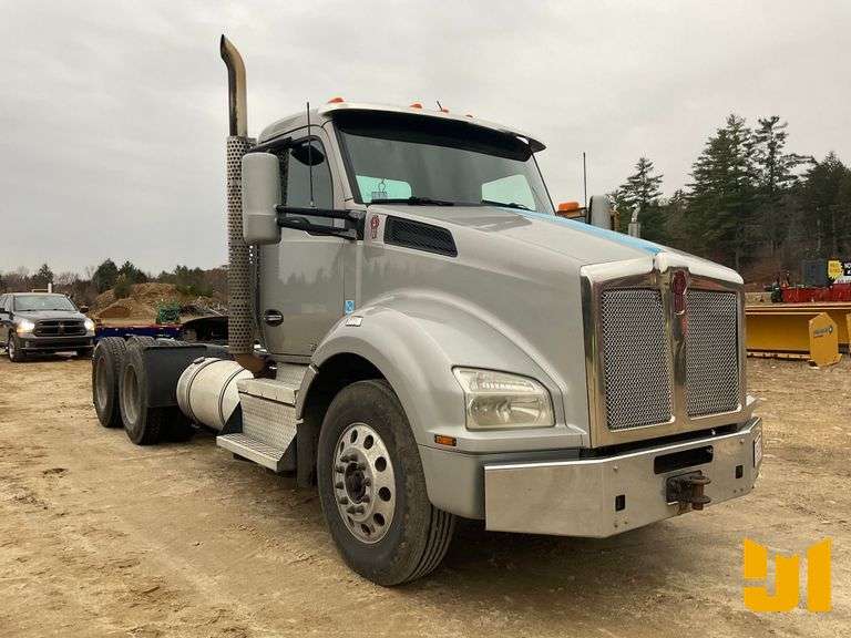 2018 KENWORTH T880 TANDEM AXLE DAY CAB TRUCK TRACTOR VIN: 1XKZDP9X8JJ211306
